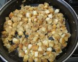 Zsemlemártás 🍞 pirított zsemléből 🥖, fokhagymásan 🧄, alaplével 🍲 recept fázis 4 fotója