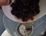 A picture of step 1 of Raisins cranberry juice.