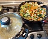 Serpenyős csirkemell zöldségekkel, sajtmártással, bulgurral recept fázis 8 fotója