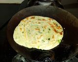 A picture of step 4 of Green garlic laccha paratha.