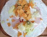 Une image de l'étape 1 de Wrap blanc de poulet crudités chips tortillas 😋.