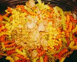 Foto del paso 2 de la receta: Ensalada de pastas, atún y lo que había