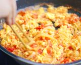 Foto langkah ke 3 dari resep Chinese Egg Tomato Stir - Fry.