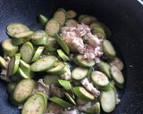 รูปขั้นตอนการทำที่ 2 ของ ผัดมะเขือยาวกะเพราอกไก่