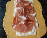 Foto del paso 2 de la receta: Arrolladito de jamón serrano y queso