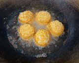 Foto langkah ke 5 dari resep Bola Ubi Cokelat.