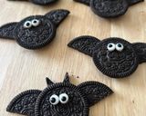 Hình bước làm 4 của món Oreo Bats - Bánh Oreo Hình Dơi Halloween