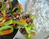 Une image de l'étape 5 de Bœuf sauté aux poivrons, servi avec du riz blanc.