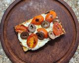 Foto del paso 4 de la receta: 🍅 🫒🧄 🍞 Bruschetta con ricota olivas negras y tomate cherry dorados a la sartén 🍞🧄🫒🍅