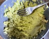 Foto del paso 2 de la receta: Guacamole (Queda con todo)