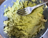 Foto del paso 2 de la receta: Guacamole (Queda con todo)