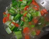 Foto langkah ke 2 dari resep Sayur Bening: Bayam, Selada dan Wortel.