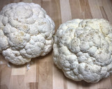 Foto del paso 1 de la receta: Coliflor: cous cous falso con manzana y zanahorias, base de pizza & tortitas con queso fresco