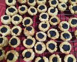 Foto langkah ke 5 dari resep Choco Almond Thumbprint.