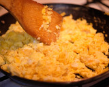 Foto del paso 3 de la receta: Huevo guisado con salsa roja