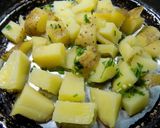Foto del paso 3 de la receta: Butifarra con papas rústicas crocantes al curry