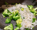 Foto del paso 3 de la receta: Noodles de arroz con brócoli y salmón