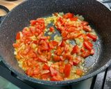 Une image de l'étape 9 de Riz aux poivrons tricolores, saucisses alsaciennes, tomates et pesto.