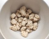 Foto del passaggio 1 della ricetta Bocconcini di soia alle mandorle