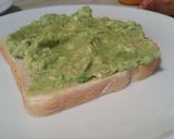 A picture of step 4 of Crispy bacon and avocado sandwich.
