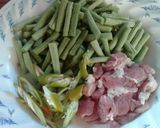 รูปขั้นตอนการทำที่ 1 ของ ผัดถั่วฝักยาวใส่หมู