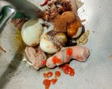Foto langkah ke 2 dari resep Semur Ayam Telur Pedas Manis.