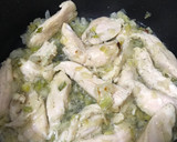 Foto del paso 6 de la receta: Pechuga de pollo a la crema con verdeo
