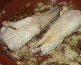 Foto del paso 2 de la receta: Colitas de rape con gambas y almejas en salsa
