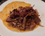 Foto del paso 8 de la receta: Arepa🥯rellena de pollo🫕y salchichón teriyaky con ensalada fresca🥙🧆🌯