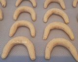 Lotti kiflik - avagy bécsi hókifli az omlós, illatos csoda recept fázis 2 fotója