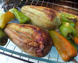 Foto del paso 7 de la receta: Berenjenas y pimientos al horno con picada de hierbas aromáticas