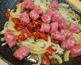 Foto del paso 2 de la receta: Salchichas salteadas con pimientos, calabacín y champiñones