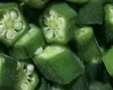 A picture of step 1 of Bhindi da pyaza.
