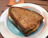 Φωτογραφία βήματος 4 της συνταγής Grilled cheese sandwich με λωτό, μοτσαρέλα και ρόκα