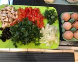 A picture of step 1 of Scrambled eggs, parsley and tomatoes.