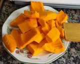 Foto del paso 2 de la receta: Crema otoñal de calabaza y zanahorias con almendras