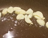 Foto del paso 2 de la receta: Calamarcitos Flambeados en aceite de oliva aromarizado con Ajo