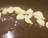Foto del paso 2 de la receta: Calamarcitos Flambeados en aceite de oliva aromarizado con Ajo