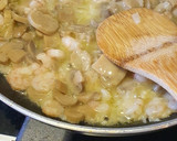 Foto del paso 3 de la receta: Revuelto de gambas y champiñones