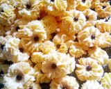 Foto langkah ke 3 dari resep Kukis Semprit Susu 3 Bahan.