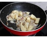 A picture of step 2 of Paalak Aloo.