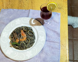 Foto del paso 6 de la receta: Arroz negro con calamares y langostinos