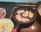 Foto del paso 2 de la receta: Bonito en salsa de cebolla con guisantes