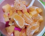 Foto langkah ke 2 dari resep Salad Buah (with Saus Korean Strawberry).