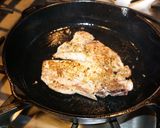 Foto del paso 2 de la receta: Chuletas de chancho al orégano con papas salteadas y brócoli