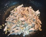 รูปขั้นตอนการทำที่ 3 ของ ผัดซูกินี่อกไก่ฉีก คีโต