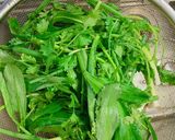 Hình bước làm 2 của món Niễng xào thịt bò - món ăn gợi nhớ quê hương