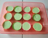 Foto langkah ke 8 dari resep Bolu Mawar Lembut.