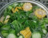 Foto langkah ke 3 dari resep Sayur Bening Segar Oyong Kemangi.
