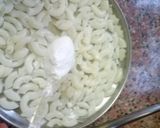 A picture of step 2 of Chinese cheese crispy macaroni.